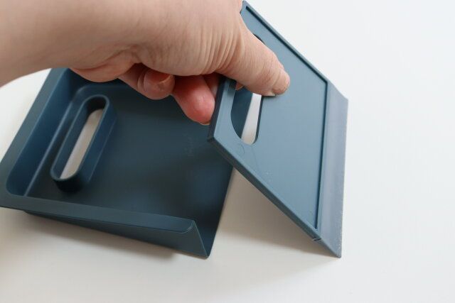 ダイソーのちりとりマルチワイパーはスクレーパー感覚で掃除できる