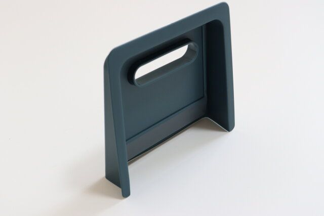 ダイソーのちりとりマルチワイパーは自立式で省スペースで収納できる