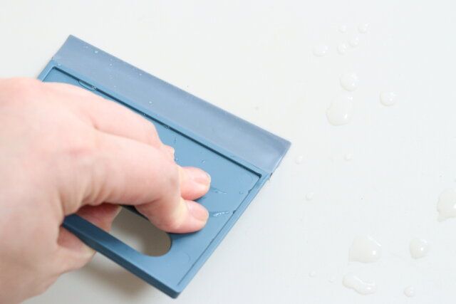 ダイソーのちりとりマルチワイパーは水分を含んだ汚れを掃除できる