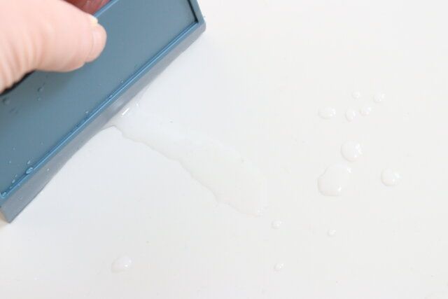 ダイソーのちりとりマルチワイパーは水気のある汚れを掃除できる