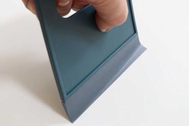 ダイソーのちりとりマルチワイパーは先端が柔らかくしなる