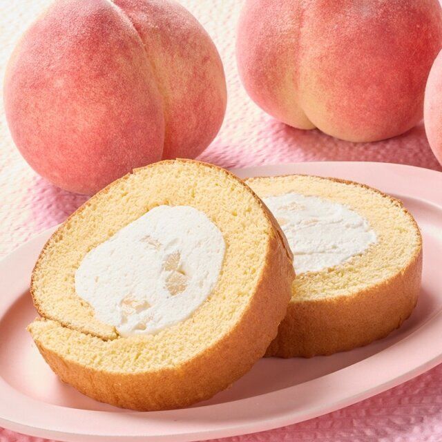 シャトレーゼの山梨県産白桃のふんわりロールのビジュアル
