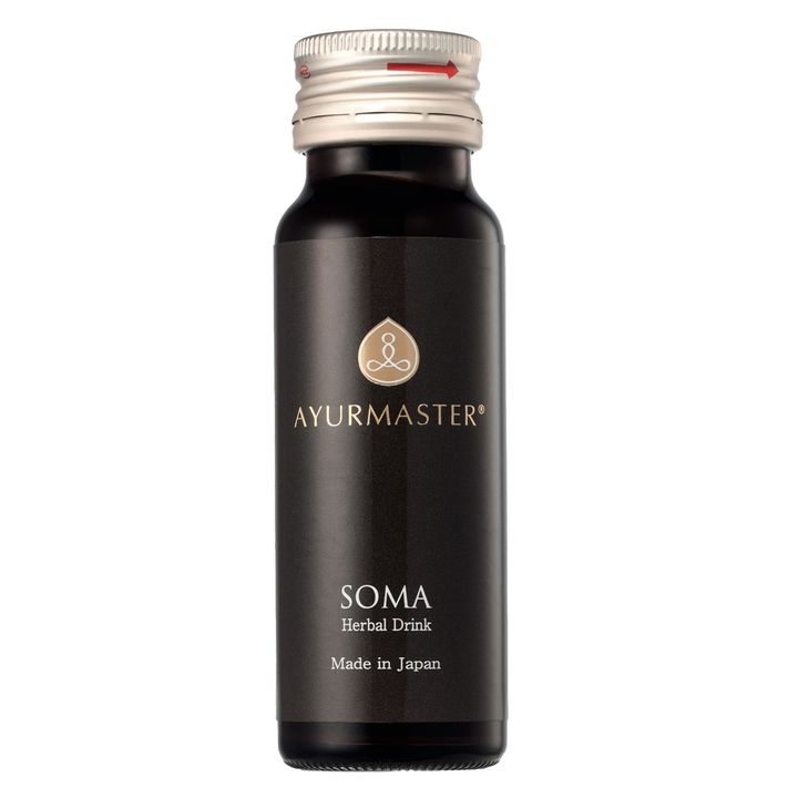 約300種のアーユルヴェーダ伝統ハーブを科学的に検証。アムラをはじめ40種の伝統ハーブを絶妙なバランスで配合した液体のハーブ製剤。ソーマ ハーバルドリンク 50㎖ ¥3,240／AYURMASTER（イチバンライフ）