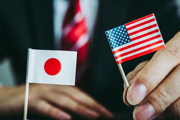 日本の国旗とアメリカの国旗