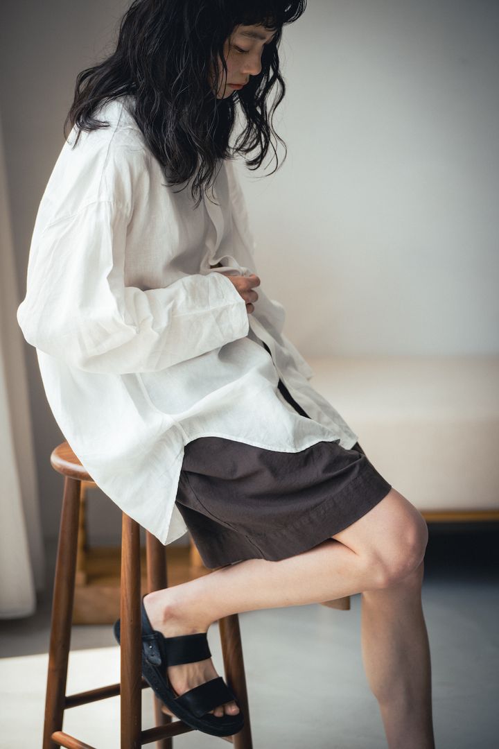 大人のショートパンツコーデ。夫とシェアするシャツを羽織ってキチンと【FUDGE FRIEND おしゃれさんの毎日コーディネート vol.552｜田中真里奈】