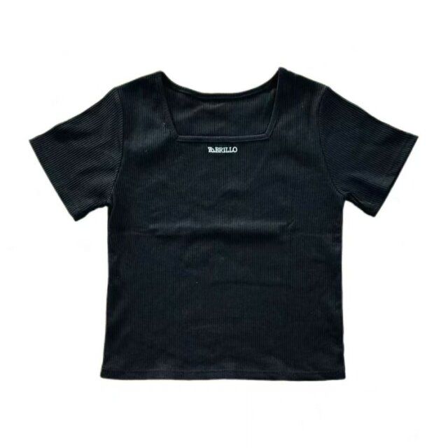 しまむらのスクエアネックロゴTシャツ