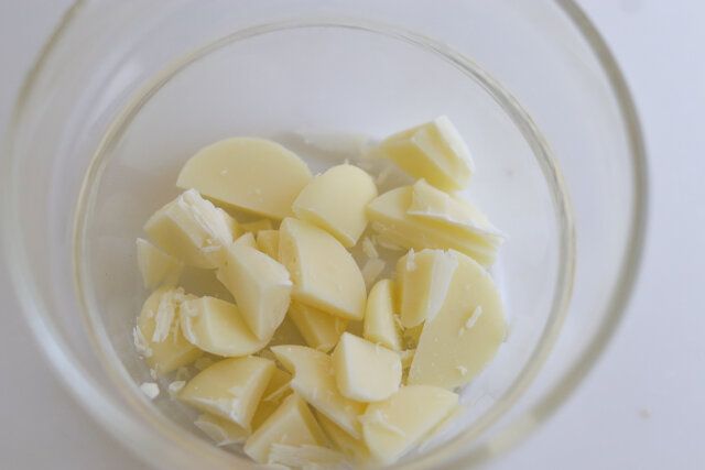 ホワイトチョコは粗く割っておく。