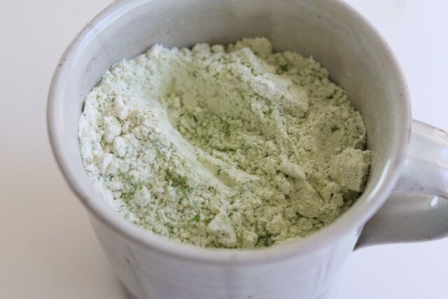 マグカップにホットケーキミックス、抹茶を入れて、スプーンでぐるぐると混ぜ合わせる。