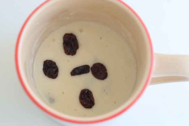 レーズンをトッピングし、レンジ600Wで1分30～40秒加熱する。