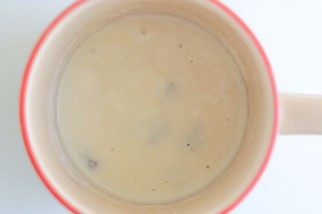 レーズンはトッピング用を取り、残りを生地に加えてざっくり混ぜる。