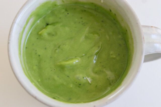 ホワイトチョコはトッピング用を取り、残りを生地に加えてざっくり混ぜる。