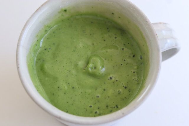 牛乳、砂糖、米油を加えてスプーンで混ぜ合わせる。