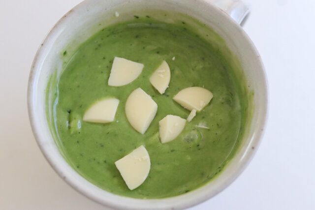 ホワイトチョコをトッピングし、レンジ600Wで1分30～40秒加熱する。