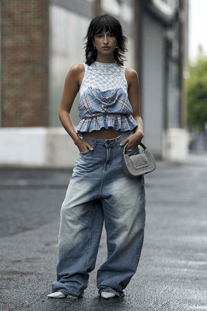 画像: ブルーでまとめて清々しい着こなしへ