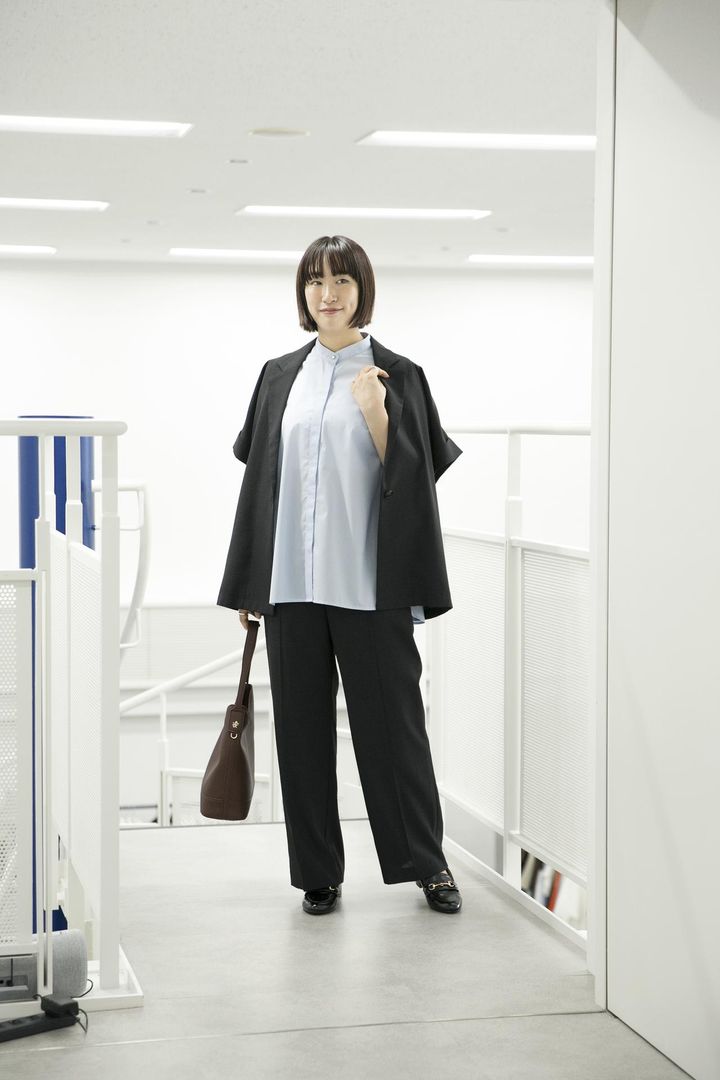 画像: 【ロペピクニック】シアーハーフスリーブジャケット¥6,996、ピンタックワイドスラックスパンツ¥5,489（サイズ38着用）、デザインタックシャツ¥4,499、フィットワンショルダーミドルバッグ¥4,994、リンクルエナメルヒールアップローファー¥4,752 ※柚木さんの身長：159㎝ ※サイズ表記がないものはフリーサイズ www.junonline.jp