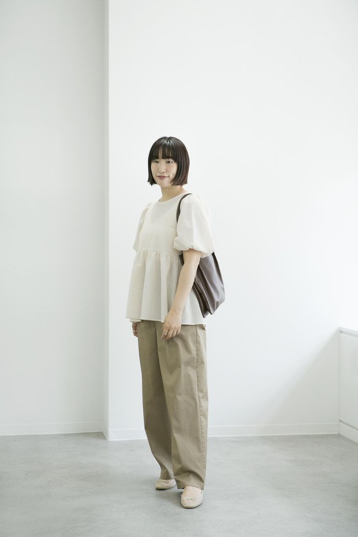 画像: 【ロペピクニック】タックチノワイドパンツ¥6,490（サイズ38着用）、バルーンペプラムブラウス¥4,499（サイズ38着用）、3層ミドルトートバッグ¥2,992、軽くてやわらかいシアーグリッターバレエシューズ¥3,842 ※柚木さんの身長：159㎝ www.junonline.jp