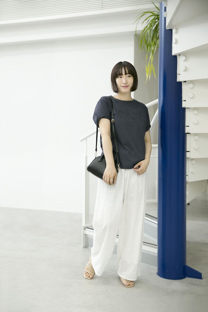 画像: 【ロペピクニック】カラフルアソートロゴTシャツ¥3,498、3D刺繍レースワイドパンツ¥6,490、バッグ¥4,620、ナローストラップキトゥンヒールサンダル¥5,489 ※柚木さんの身長：159㎝ www.junonline.jp