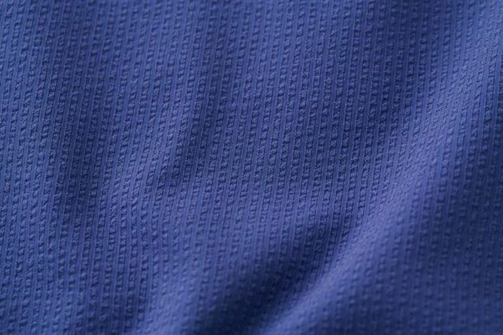 高い通気性の理由は、空気の通り道ができる特殊な糸を使用しているから。肌の接地面が少ない生地でさらっと快適。