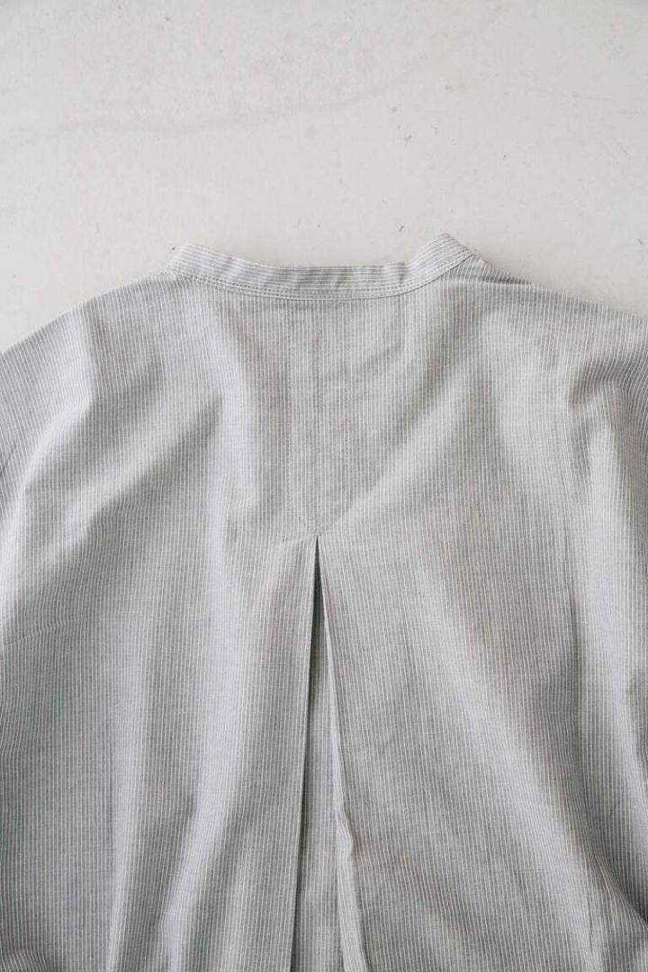 後ろに大きくとったタックがふんわりとしたシルエットを生み、風を多くとり込むことで涼しさを実感！