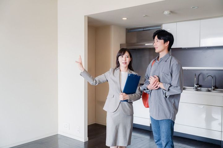 賃貸住宅の下見をする青年