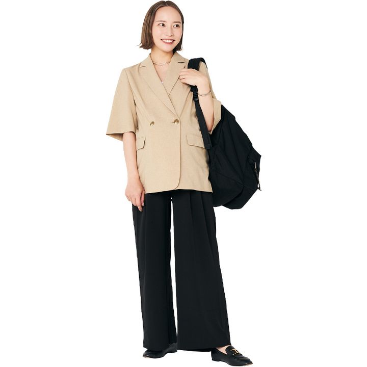 Aetaの黒リュックを持ったコーデ