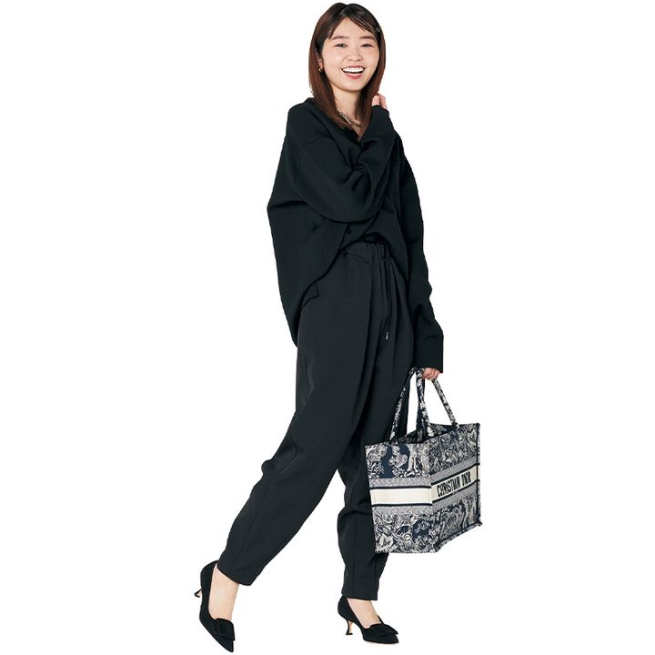 DIORのトートバッグを持ったコーデ