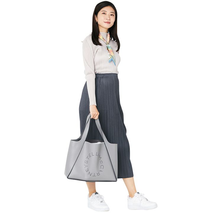 Stella McCartneyのバッグを持つママ