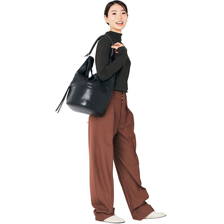 LEMAIREの黒バッグを持ったコーデ