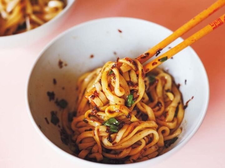 万能ねぎを散らし、混ぜながら食べる。