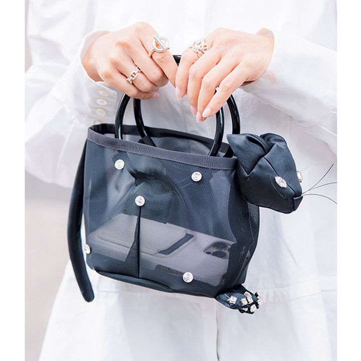 ネコ型のバッグがコーデのアクセントに