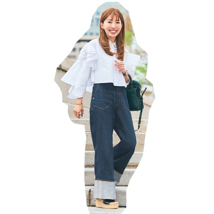華やかトップスはデニムと合わせて今っぽく