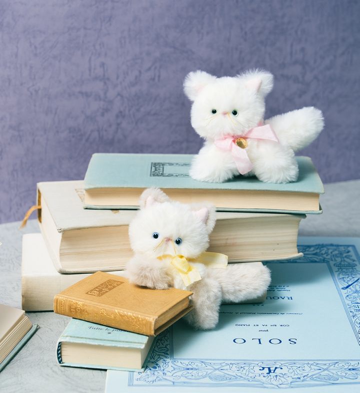 手のひらに乗せて見つめたい、レトロムードなねこたち。