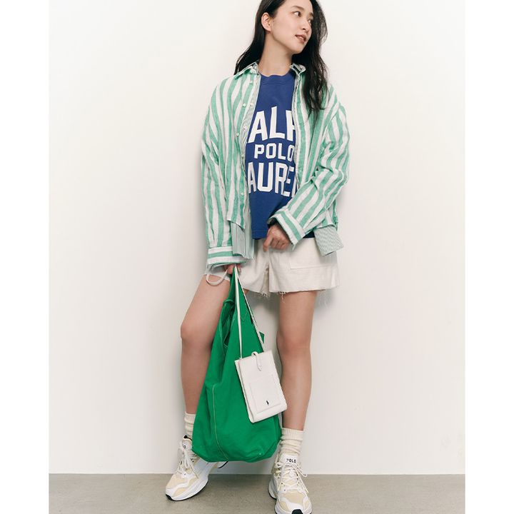 ラルフのロゴTシャツとショートパンツにストライプ柄のシャツを2枚レイヤードしたスタイルを着こなす武井咲さん