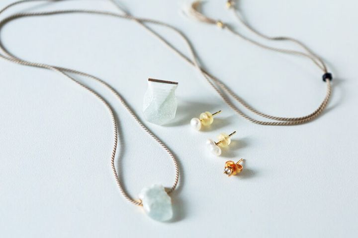 ペンダントと鉱物のようなピアスは一点ものの「ウウ」。