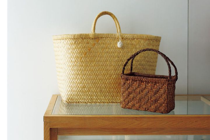 仕事や出張には軽量で収容力抜群のかごバッグ、プライベートは重厚感のある山葡萄のかごバッグを使い分け。