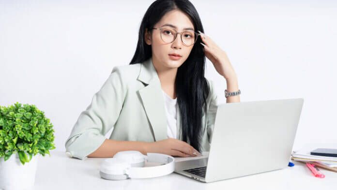 メガネ女子はモテない？ 実は人気が高い理由3つ