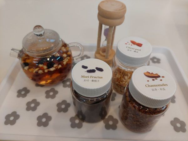 試飲用のお茶を蒸らし中