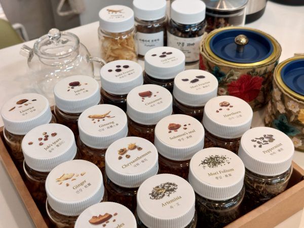 様々な韓国茶が並ぶ