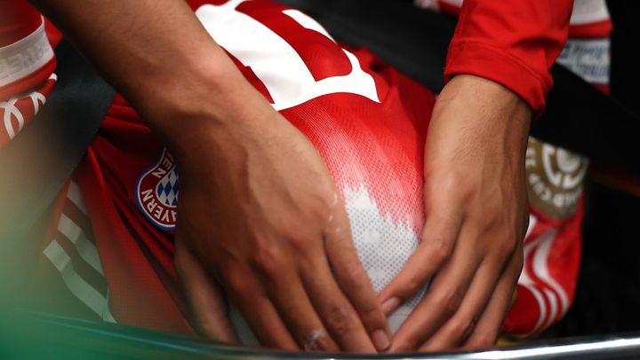 日本代表選手の同僚スター、左足首が折れ曲がる重傷で涙…怪我をさせてしまった相手GKも泣く