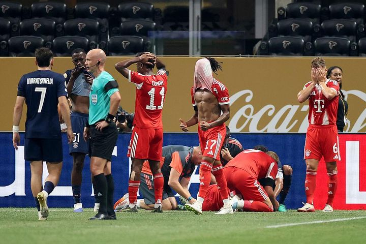 日本代表選手の同僚スター、左足首が折れ曲がる重傷で涙…怪我をさせてしまった相手GKも泣く