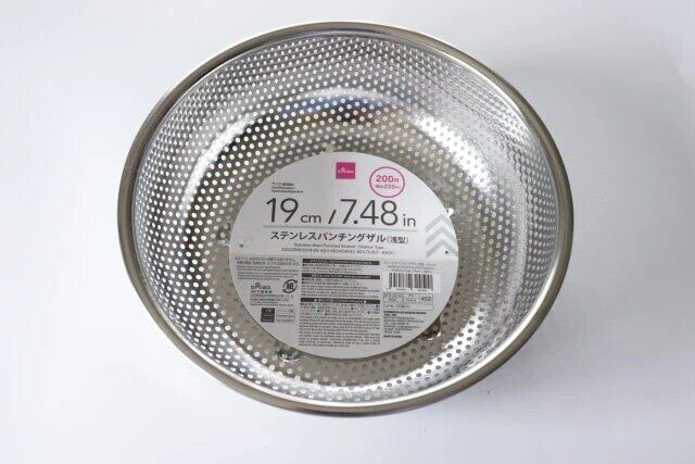 ダイソー ステンレスパンチングザル（浅型、19cm） パッケージ