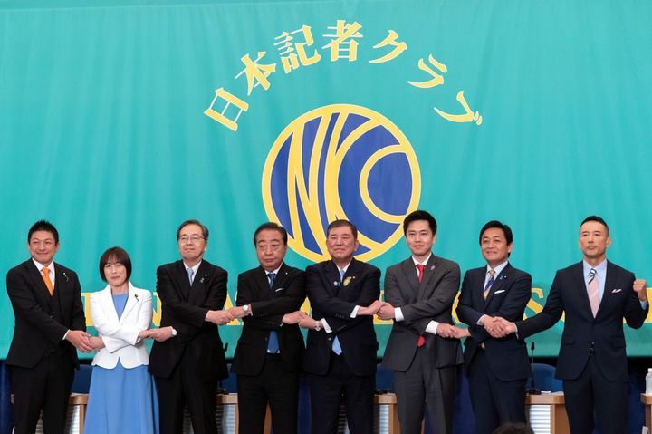7月2日、日本記者クラブ主催の党首討論会を前に握手を交わす各党党首
