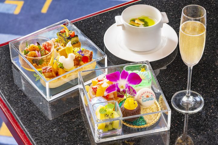 パームガーデン・プール（ハイピリオン・ラウンジ）_パームガーデン・プール “リゾート・サマー・ナイト”（ハイピリオン・ラウンジ店内）