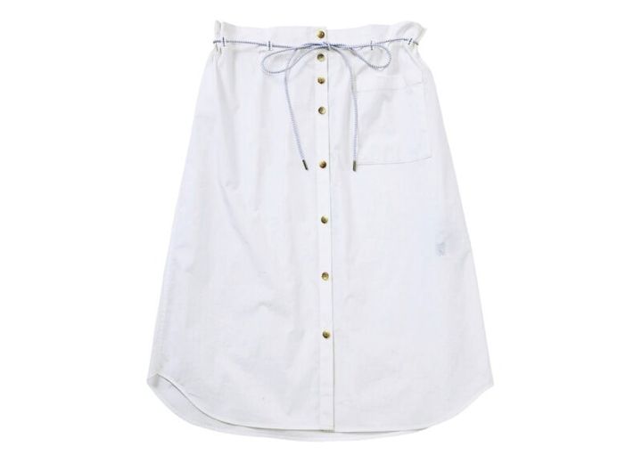 シャツライクなハリのある素材。ボトムとしてもトップスとしても活躍。２wayスカート¥17,930（アティセッション／アティセッション 新宿店）