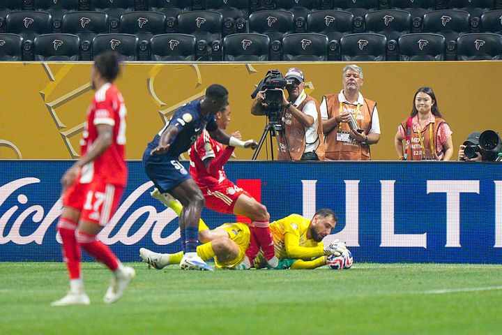 日本代表の同僚スター、足首崩壊…批判される相手GKを世界的守護神が擁護「やり過ぎ」