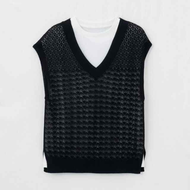 しまむらのニットベストとTシャツのセット