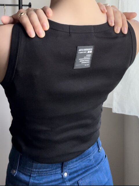 ユニクロ T4TANK／リブタンクトップ BLACK 後ろ側