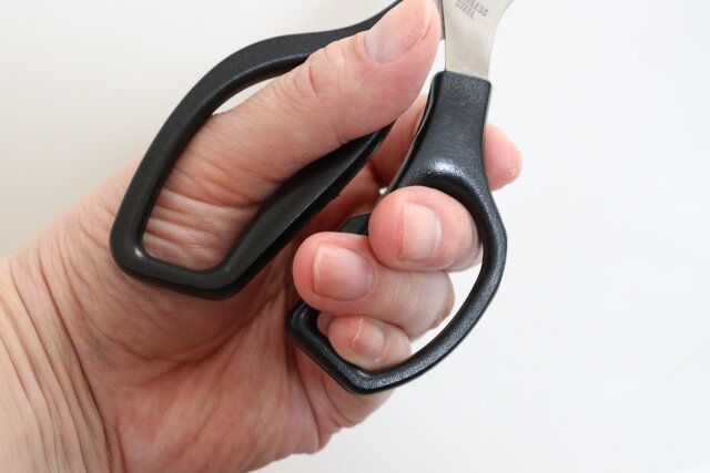 セリアのらくにぎバサミと普通のハサミの比較