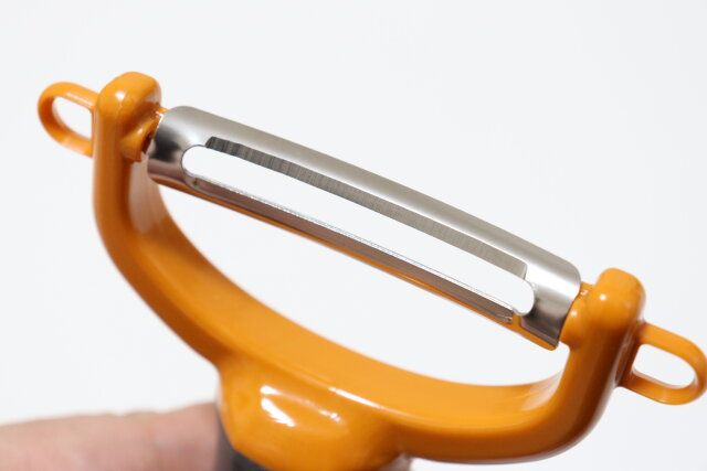 ダイソーの握りやすいカーブピーラーは湾曲刃が食材にフィットして皮がむきやすい