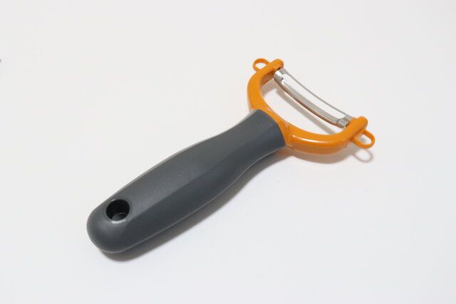ダイソーの握りやすいカーブピーラー